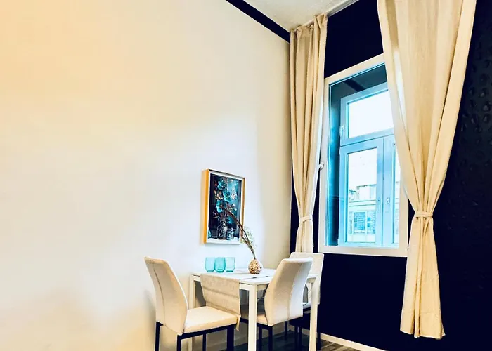 Stylish 1br Close To Akh